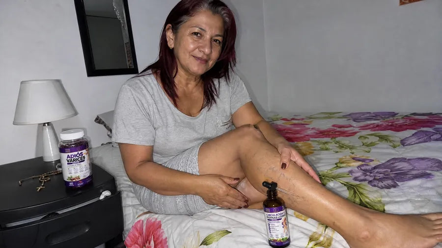 Clienta aplicándose el sérum en la noche